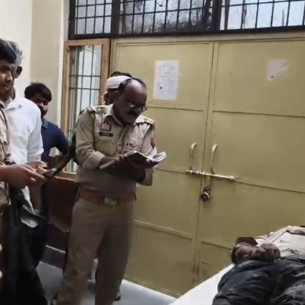 एटा में करंट लगने से किसान की मौत:सबमर्सिबल छूते ही चपेट में आया, रात भर ट्यूबवेल पर पड़ा रहा शव