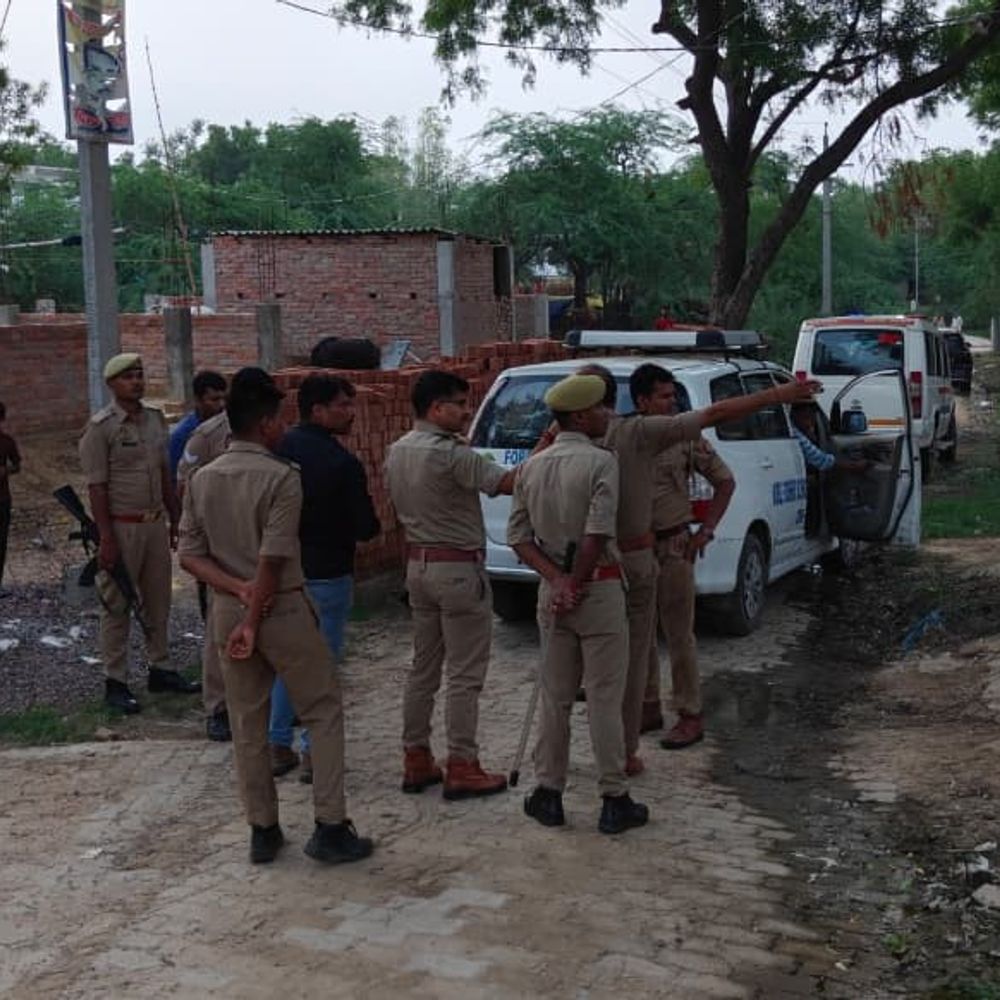 प्रयागराज के डीहा में दबंगों ने की बमबाजी:बम फेंकते समय आरोपी के हाथ में फटा, हथेली खून से लथपथ; ACP ने दर्ज किया मुकदमा; तलाश जारी