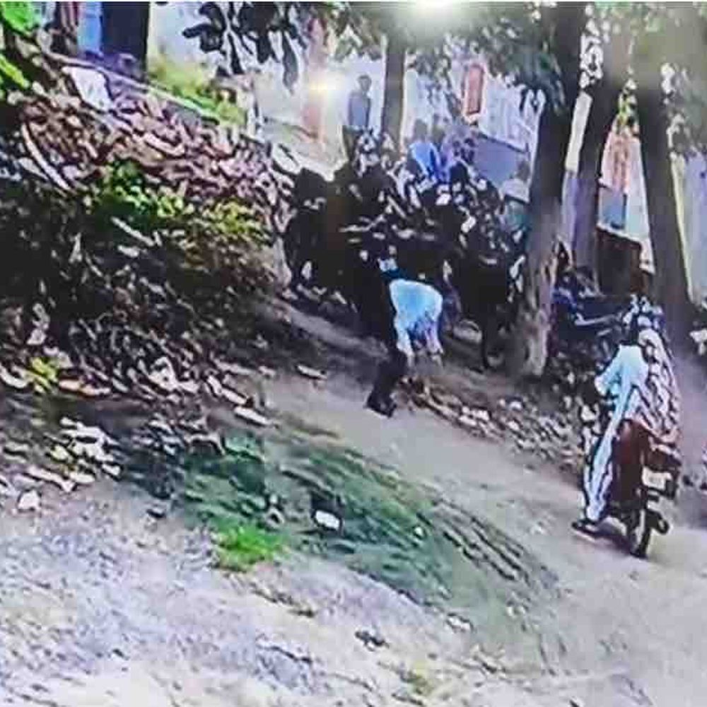 मोतिहारी DEO कार्यालय में शिक्षिका पति की मौत का मामला:पहले परिजन ने लगाया था मारपीट कर हत्या का आरोप, अब CCTV में टहलते-टहलते अचानक गिरते दिखे