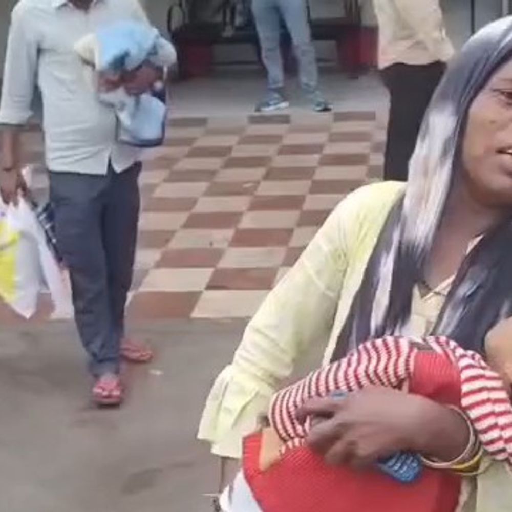 गोद में मृत बेटी का शव लेकर रोती मां...VIDEO:जिला अस्पताल बोला- हायर सेंटर रेफर किया था, परिजन नहीं ले गए
