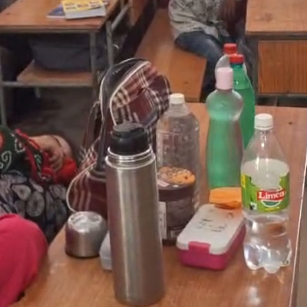 प्रिंसिपल ने अभिभावक से की बदसलूकी, शिक्षिका सोती मिली:एटा में टीसी देने से किया इनकार, नोटिस जारी की
