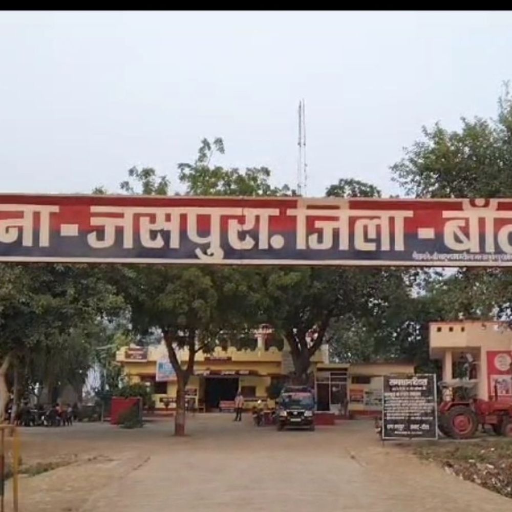 शादी का झांसा देकर युवती से दो साल दुष्कर्म:बांदा में तीन आरोपियों के खिलाफ केस दर्ज,एक आरोपी फरार