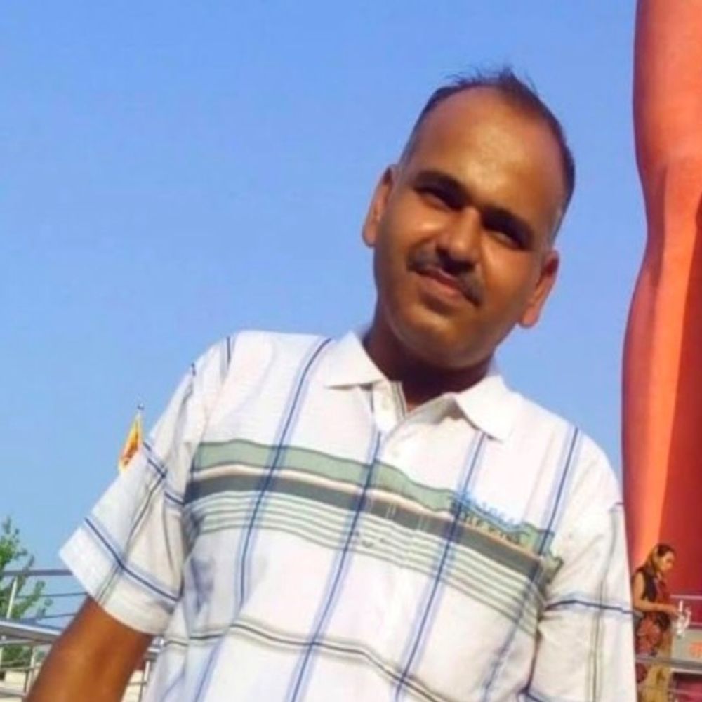 शाहजहांपुर में मरीज को स्ट्रेचर न मिलने का आरोप:बेटे ने बनाया वीडियो; बोला- ऑक्सीजन सिलेंडर रास्ते में खत्म, डॉक्टरों को भी फोन करके बुलाना पड़ा
