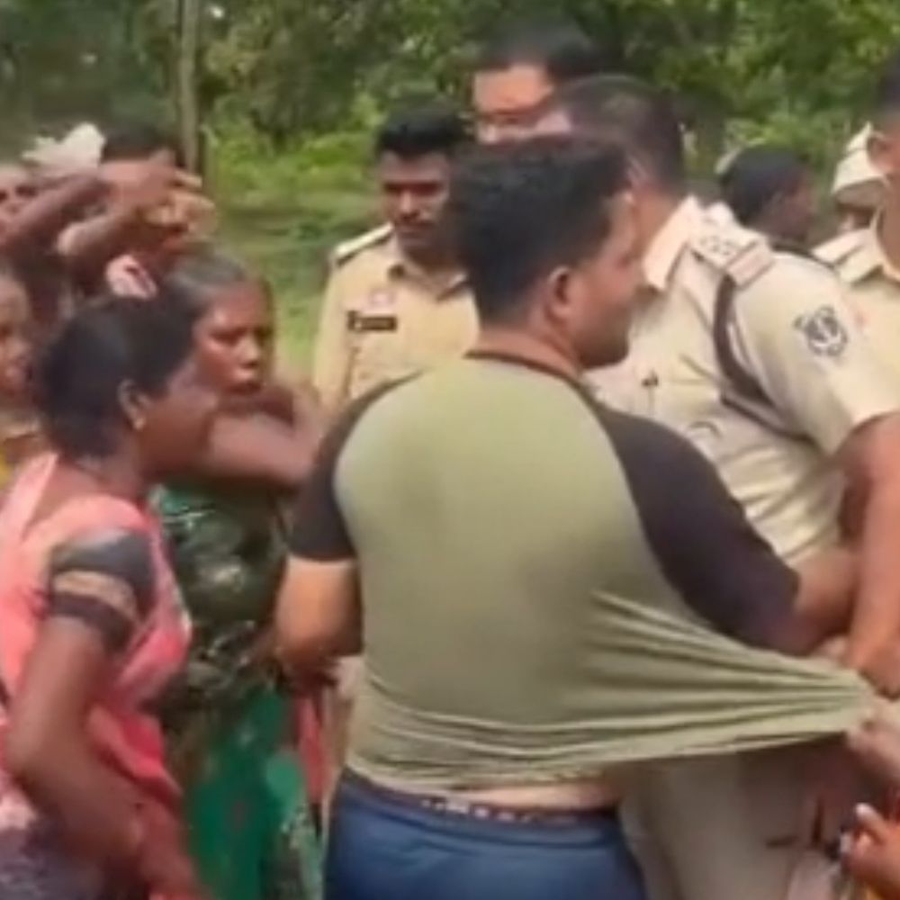 सूरजपुर में SECL सर्वे का ग्रामीणों ने किया विरोध:भूमि अधिग्रहण सर्वे के दौरान हंगामा, पुलिस ने घिरे सर्वेयर को सुरक्षित निकाला
