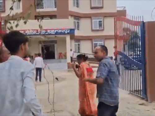 थाने के बाहर पति-पत्नी और साले के बीच मारपीट:एक-दूसरे को चप्पल और घूंसे से मारा, विवाहिता को नशे में प्रताड़ित करने का आरोप