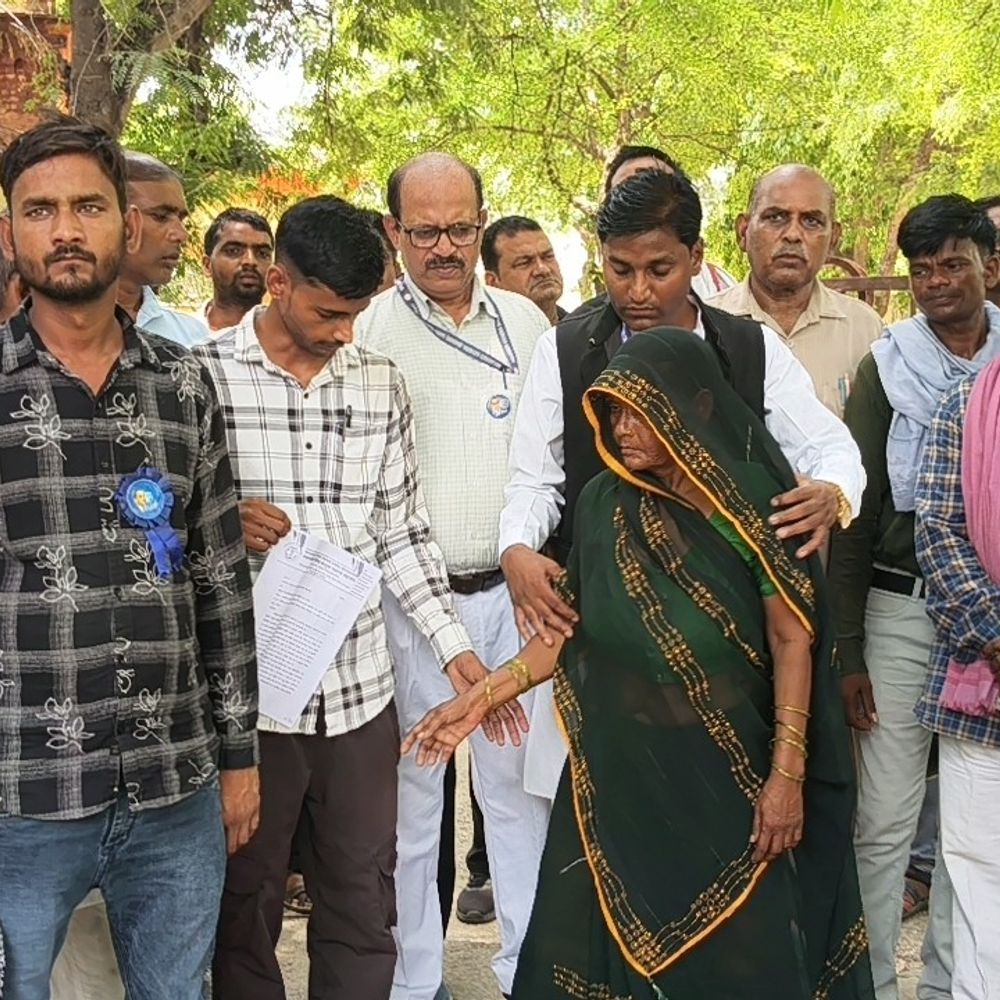 जमीन कब्जे का आरोप, कठेरिया समाज पहुंचा डीएम ऑफिस:तीन पीढ़ियों से खेती करने का दावा, पूर्व सांसद पर कब्जे की कोशिश का आरोप लगाया