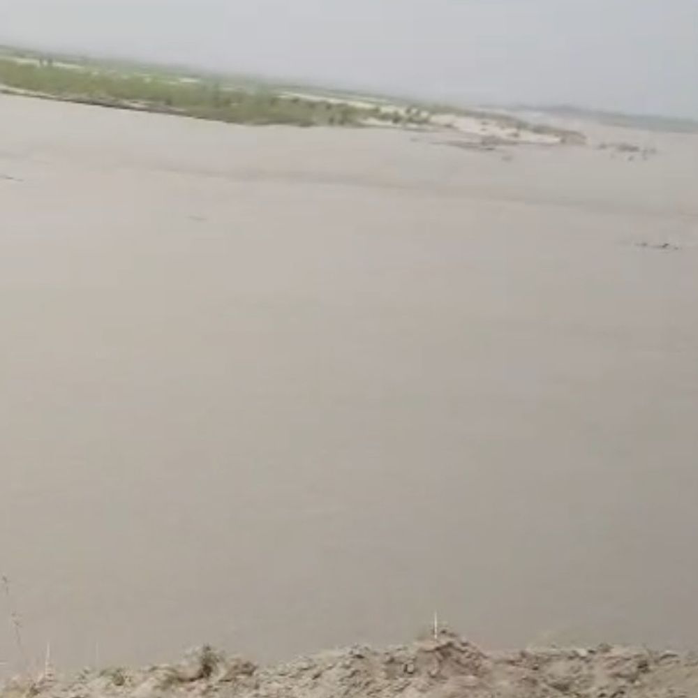सरयू का जलस्तर बढ़ा, चेतावनी बिंदु के करीब:बस्ती में माझा क्षेत्र के गांवों में बाढ़ का खतरा