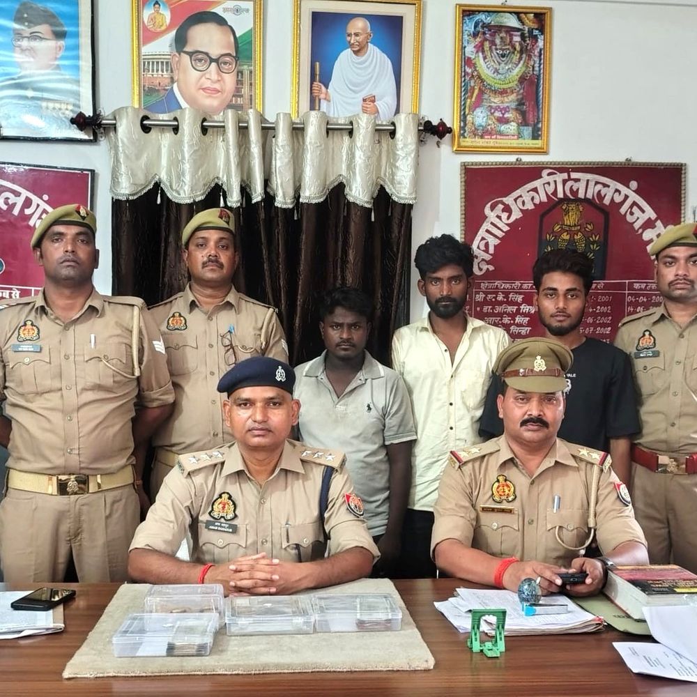 खुदाई में मिला सोना बताकर ठगी करने वाले तीन गिरफ्तार:मिर्जापुर में 16 नकली गुल्ली, 1.37 लाख रुपए और 4 मोबाइल बरामद
