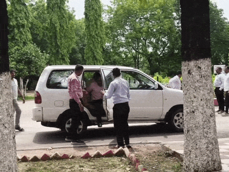 सीधी में रिश्वत फेंककर भागा ADPO:केस में कार्रवाई आगे बढ़ाने 10 हजार मांगे; कोर्ट परिसर में लोकायुक्त को देखकर भागने लगा