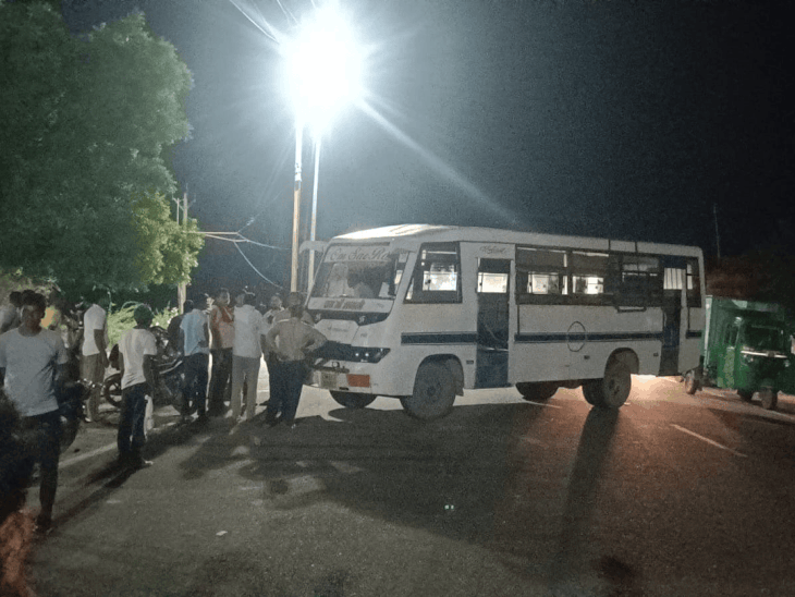 कुएं में फंसी गाय की मौत पर हाईवे जाम:दो दिन तक नहीं हुआ रेस्क्यू, सीएमओ पर लापरवाही का आरोप; ग्रामीणों का प्रदर्शन