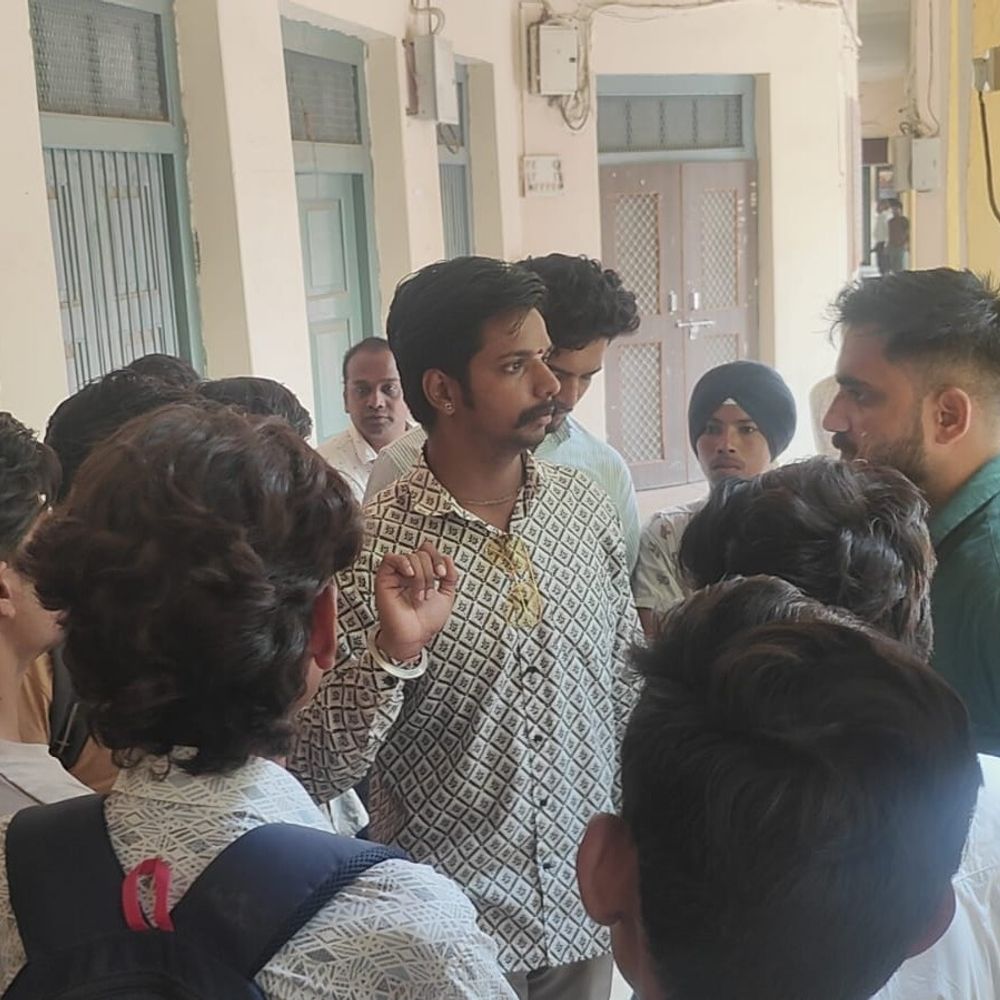 बंद जिम का ताला खुलवाकर AVBP ने जताया विरोध:जिम, स्टेशनरी और बैग की मांग; 25 साल पुरानी मशीनों के कारण बंद पड़ी कॉलेज जिम