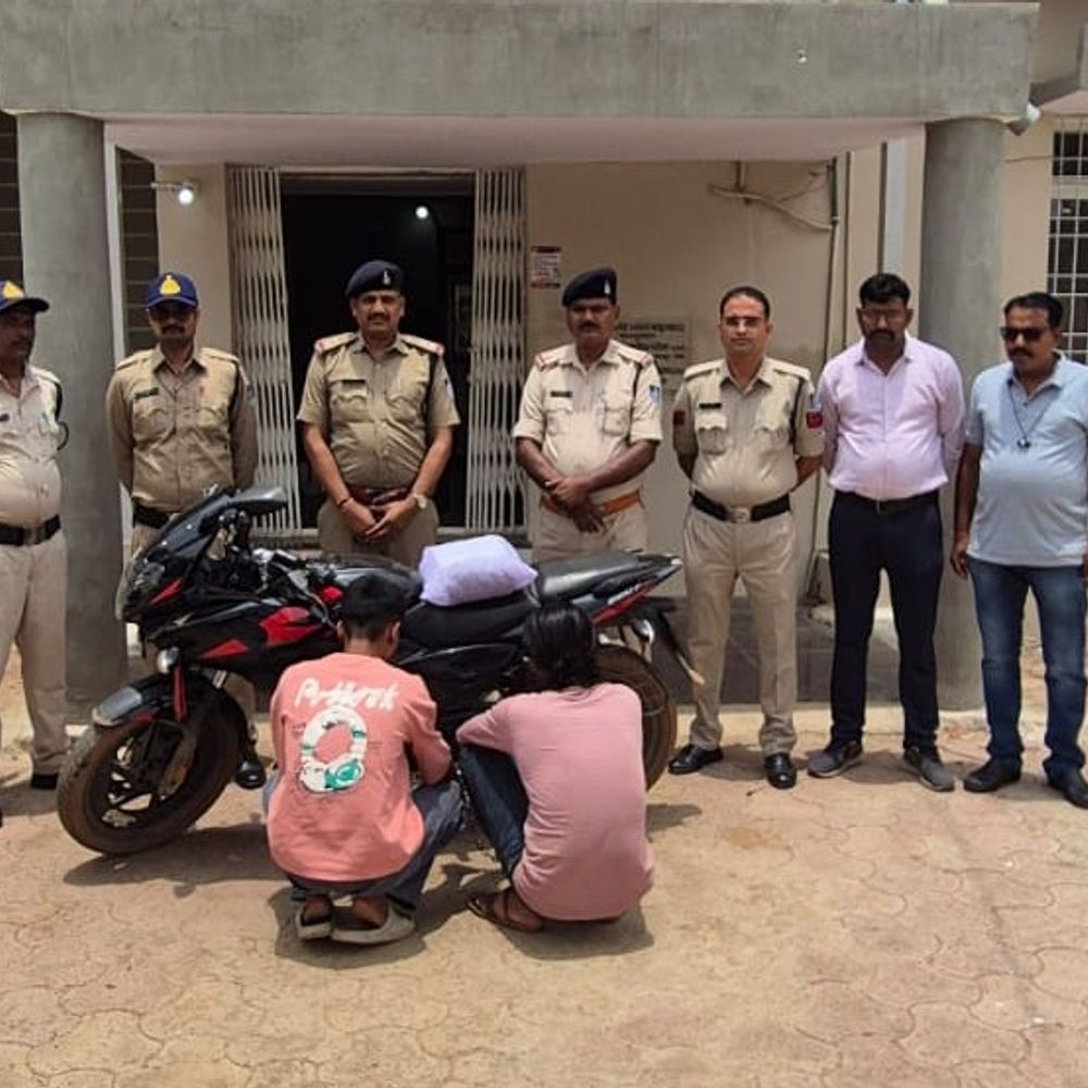 1.75 किलो गांजे के साथ दो तस्कर गिरफ्तार:पुलिस ने किया गांजा तस्करी का भंडाफोड़; एक बाइक भी बरामद