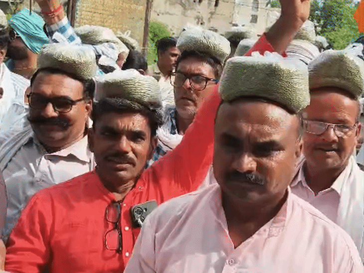 किसान सिर पर मूंग की थैली रखकर कलेक्ट्रेट पहुंचे:हरदा में सीएम राहत कोष में जमा की, मंगलवार को नर्मदा में जल सत्याग्रह करेंगे