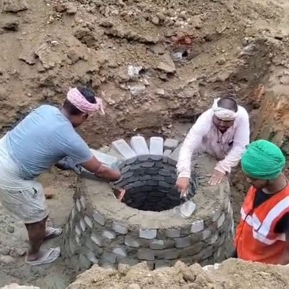 पाइप बिछाने के लिए सड़कें खोदी, हो रहा जलजमाव:कीचड़ में राहगीरों-बाइक सवारों को हादसे का डर, दुकानदारों की भी बढ़ी मुश्किलें