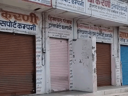 भीलवाड़ा में ट्रांसपोर्टरों की हड़ताल से 400 दुकानें-ऑफिस बंद:टैक्स, ई-चालान और नए नियमों के विरोध में चक्का जाम किया