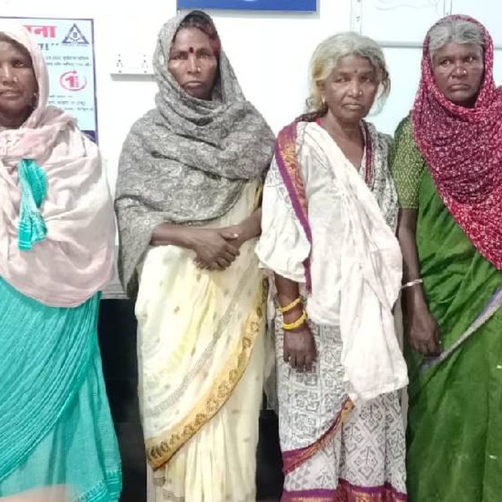 भोपाल में निसंतान दंपती को संतान होगी' कहकर ठगी:गांव-गांव घूमने वाली चार बुजुर्ग महिलाएं गिरफ्तार, जड़ी-बूटी बेचने के बहाने बनाती थीं निशाना