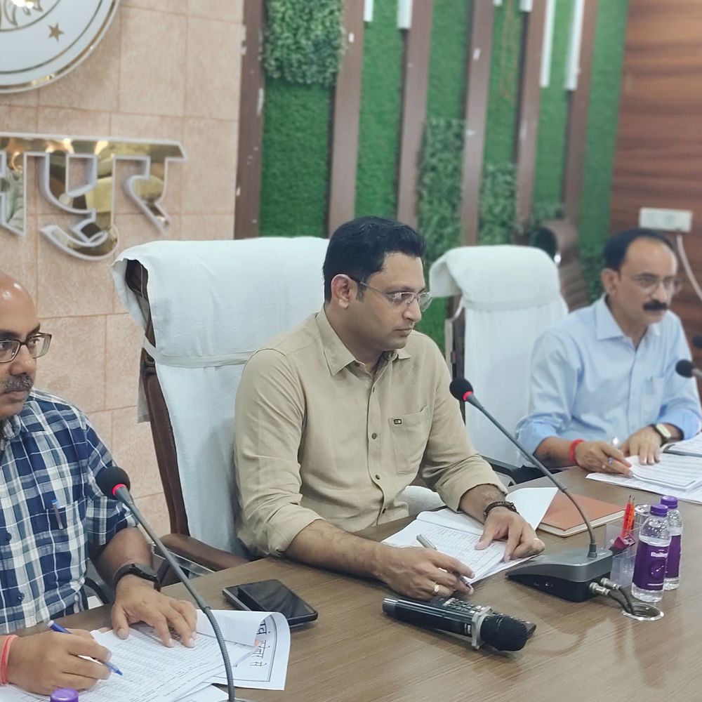 जौनपुर DM ने राजस्व वसूली, विकास कार्यों की समीक्षा की:विद्युत विभाग पर जताई नाराजगी, अवैध खनन पर कार्रवाई के निर्देश