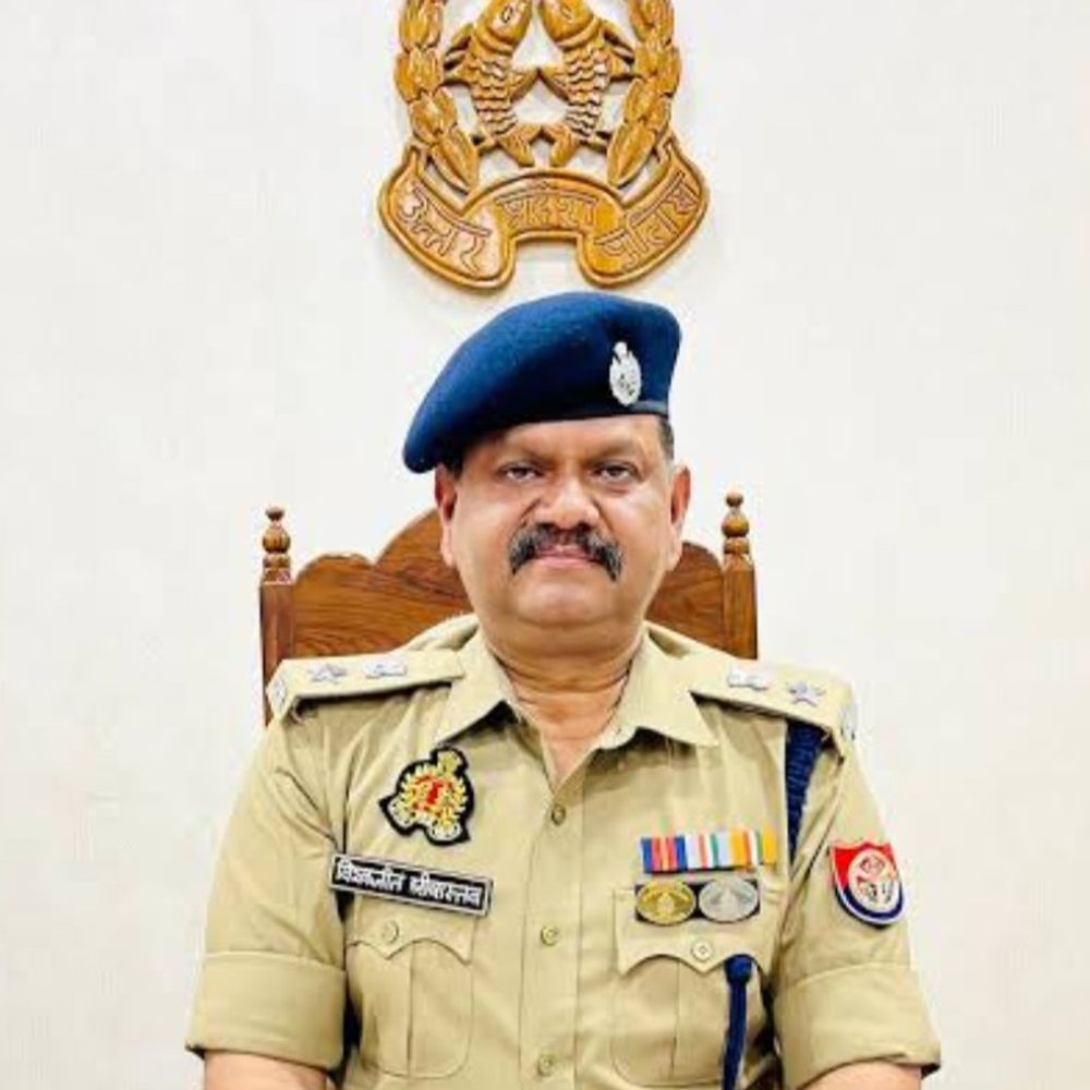 बहराइच में पुलिस महकमे में बड़ा फेरबदल:8 निरीक्षक और 5 उपनिरीक्षकों के तबादले, नई जिम्मेदारियां सौंपीं