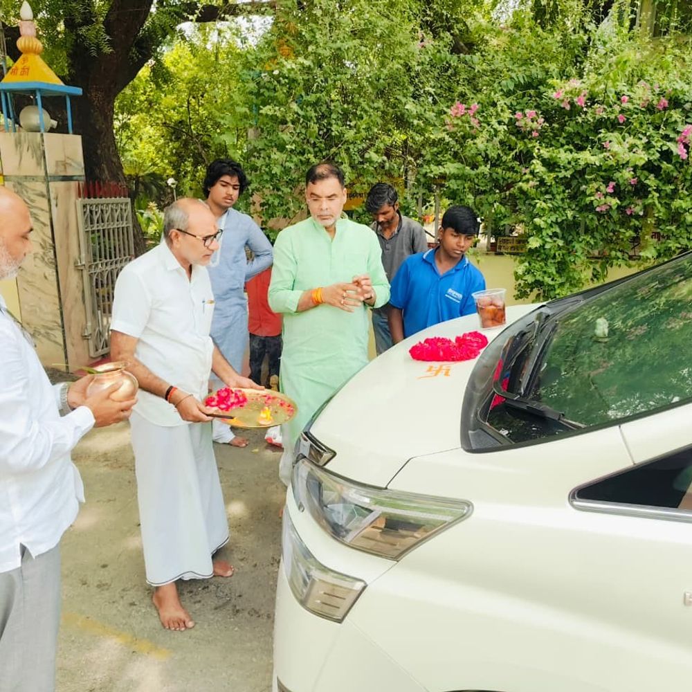 बृजभूषण ने WFI अध्यक्ष को गिफ्ट की 1.5-करोड़ की गाड़ी:संजय सिंह ने टोयोटा वेलफायर हाइब्रिड के मिलने पर पूजा की