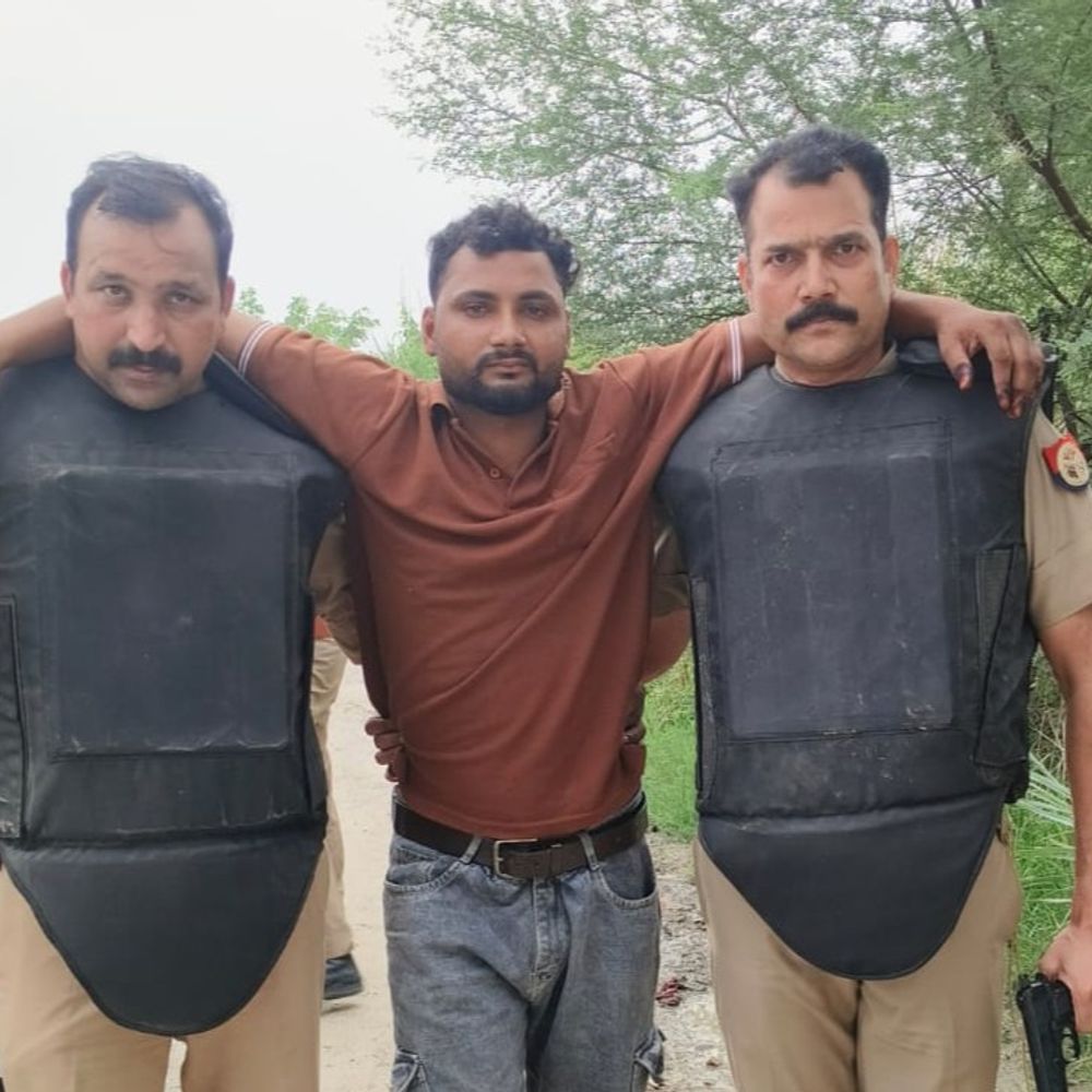 आजमगढ़ में पुलिस मुठभेड़, गोकशी करने वाले तीन गिरफ्तार:गिरोह बनाकर करते थे गोवंश का वध, गांव में घूम-घूम कर करते थे बिक्री
