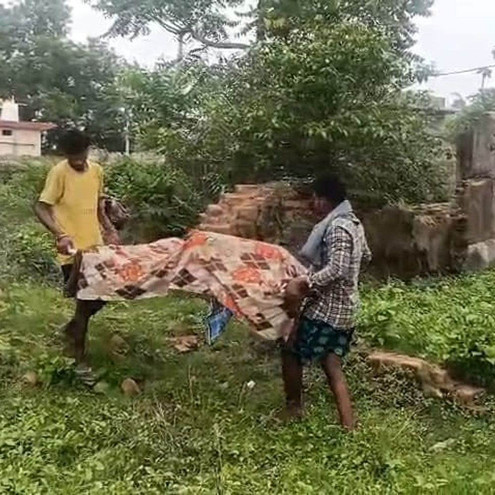 झाड़ियों में मिली महिला की अर्द्धनग्न लाश:रात में पति से हुआ था विवाद, सुबह बेटी ने खोजा तो घर से बाहर मिला शव