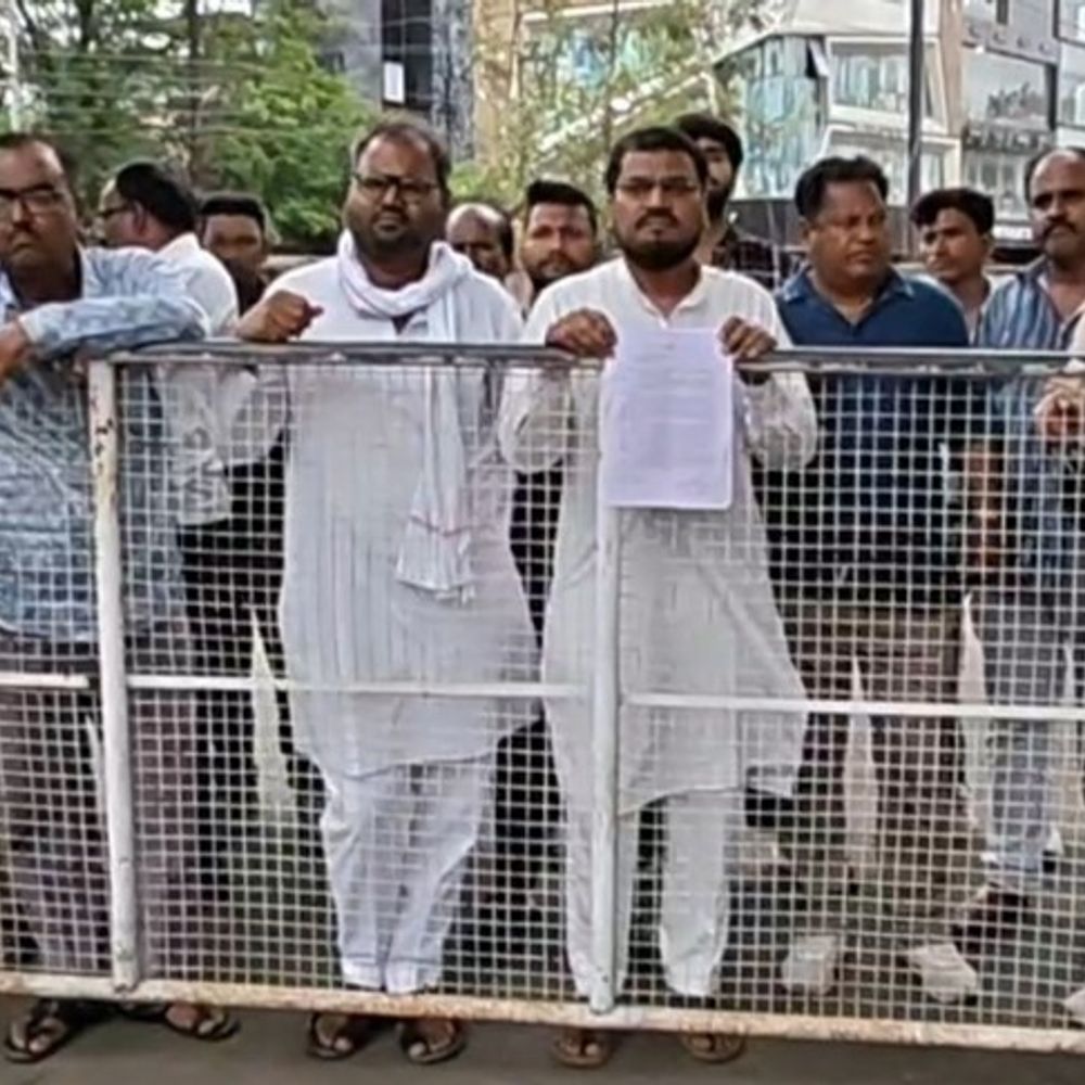 बस स्टैंड पर अवैध वसूली का आरोप:बस ऑपरेटरों ने कलेक्टर से की ठेकेदार पर कार्रवाई की मांग
