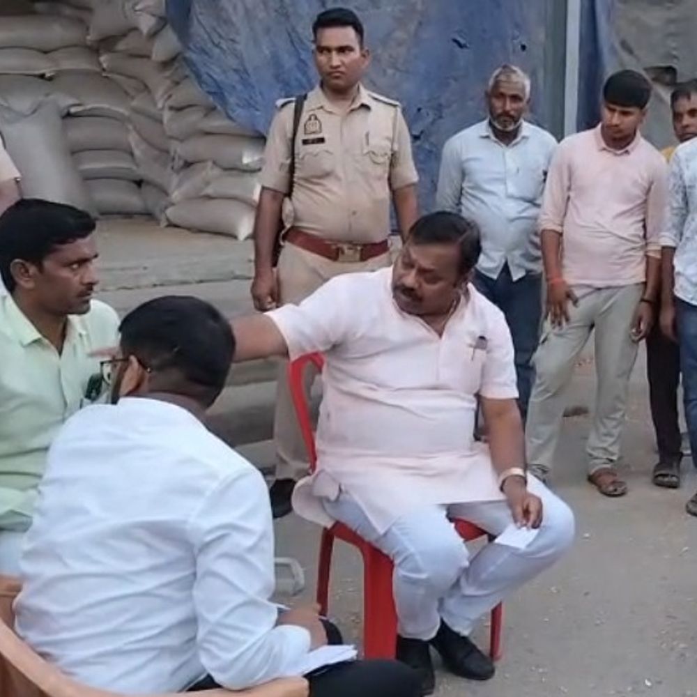सदर विधायक ने गेहूं खरीद केंद्रों का औचक निरीक्षण किया:अनियमितताएं मिलने पर अधिकारियों पर भ्रष्टाचार का गंभीर आरोप लगाया