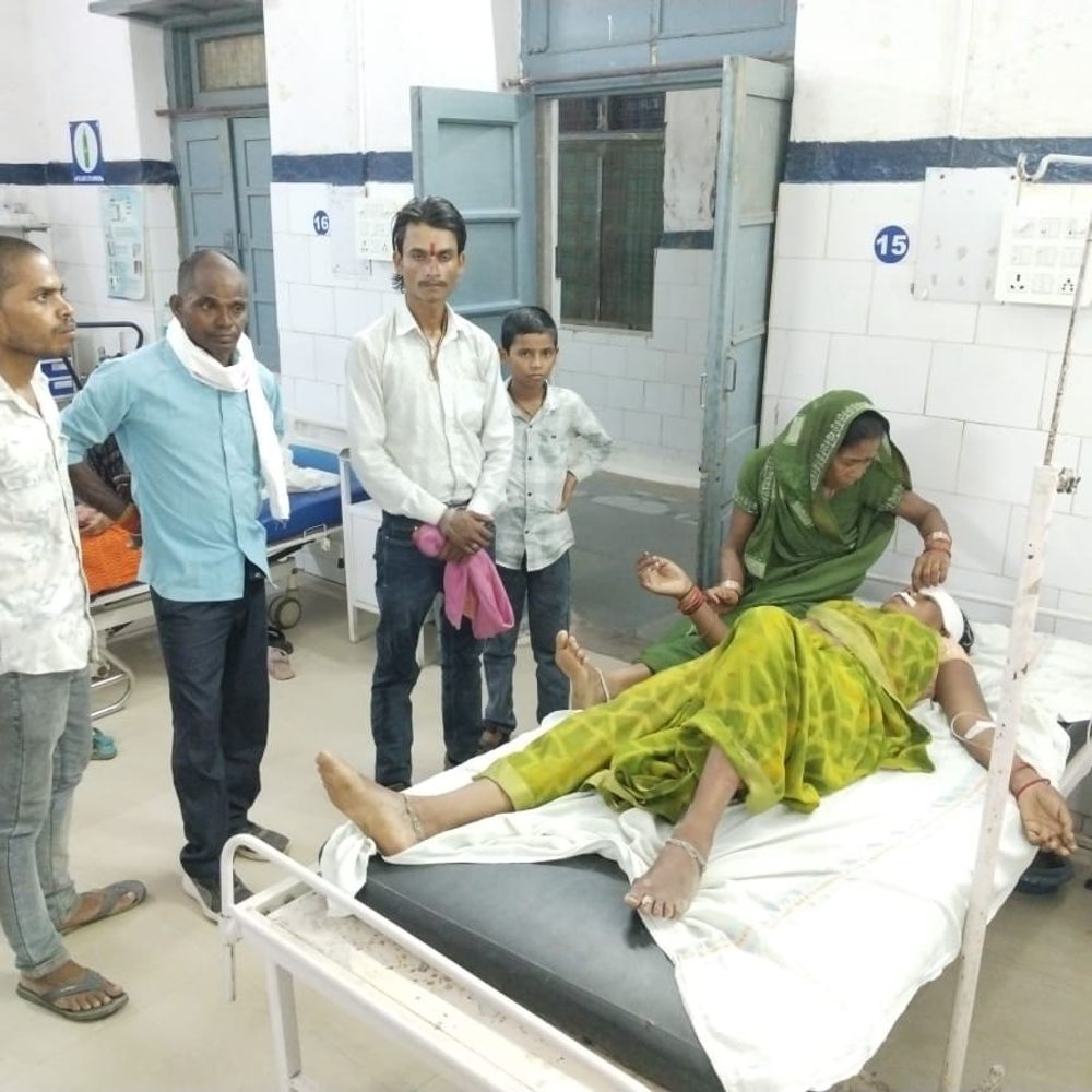 बाइक को पीछे से बोलेरो ने टक्कर मारी:देवर की तेरहवीं से लौट रही महिला घायल, पन्ना अस्पताल में भर्ती