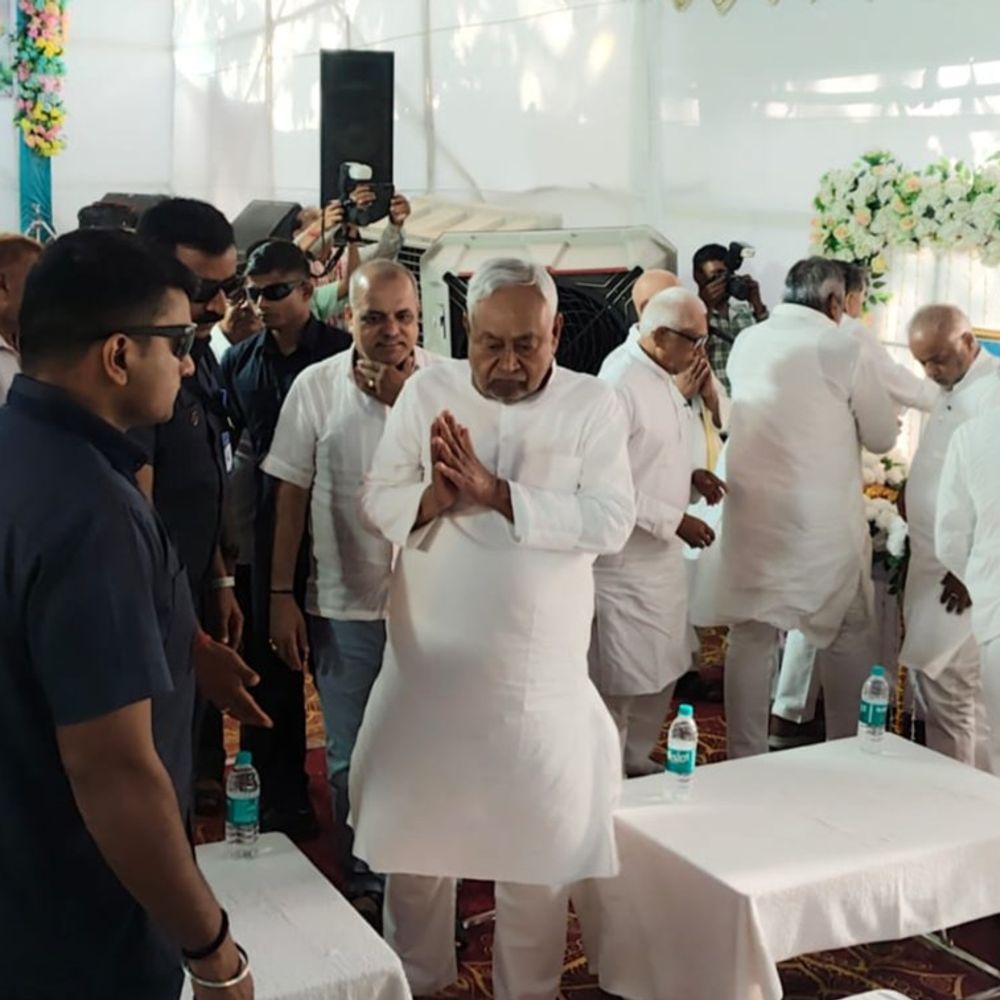 पूर्व मुख्यमंत्री नीतीश कुमार पहुंचे हिलसा:पूर्व मुखिया ललिता देवी को दी श्रद्धांजलि; स्थानीय लोगों कार्यकर्ताओं ने किया स्वागत