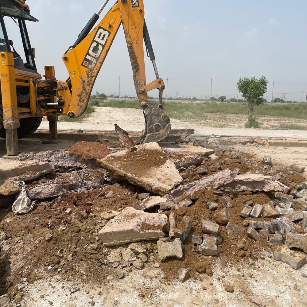 मथुरा में अवैध कॉलोनी पर चला बुलडोजर:एमवीडीए ने 40 एकड़ भूमि पर दोबारा की ध्वस्तीकरण कार्रवाई