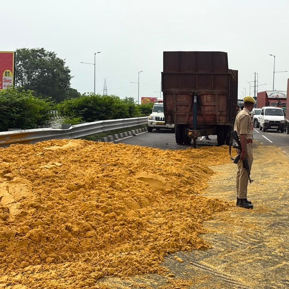 हापुड़ हाईवे पर बस-ट्रॉली टक्कर, चारा फैला:यातायात डायवर्जन के दौरान ई-रिक्शा और एक्टिवा में भिड़ंत