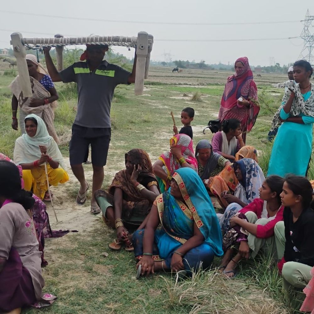प्रतापगढ़ में तालाब में डूबने से युवक की मौत:गंगा एक्सप्रेसवे निर्माण के लिए खोदे गए थे गड्ढे, सुबह ग्रामीणों ने उतराता देखा शव