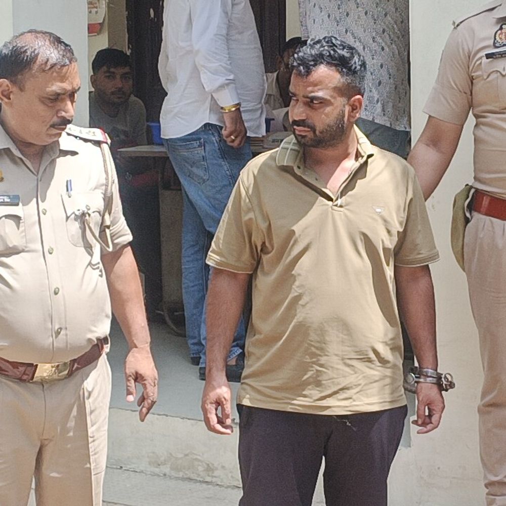 शामली में मुठभेड़ के बाद लुटेरा गिरफ्तार:कांस्टेबल की पत्नी से लूट का आरोपी पकड़ा गया