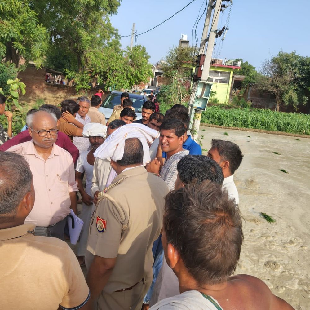 लाखों के बैंक लोन पर प्रशासन की बड़ी कार्रवाई:एटा में दो बकायेदारों के खेत नीलाम, बाकी डिफॉल्टरों को भी चेतावनी
