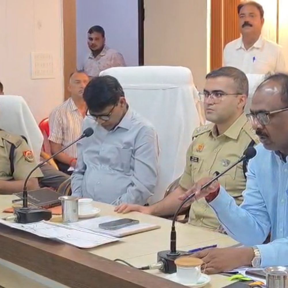 सावन और कांवड़ यात्रा को लेकर प्रशासन अलर्ट:फिरोजाबाद में मार्ग होंगे गड्ढामुक्त, पेयजल और रोशनी के पुख्ता इंतजाम के निर्देश