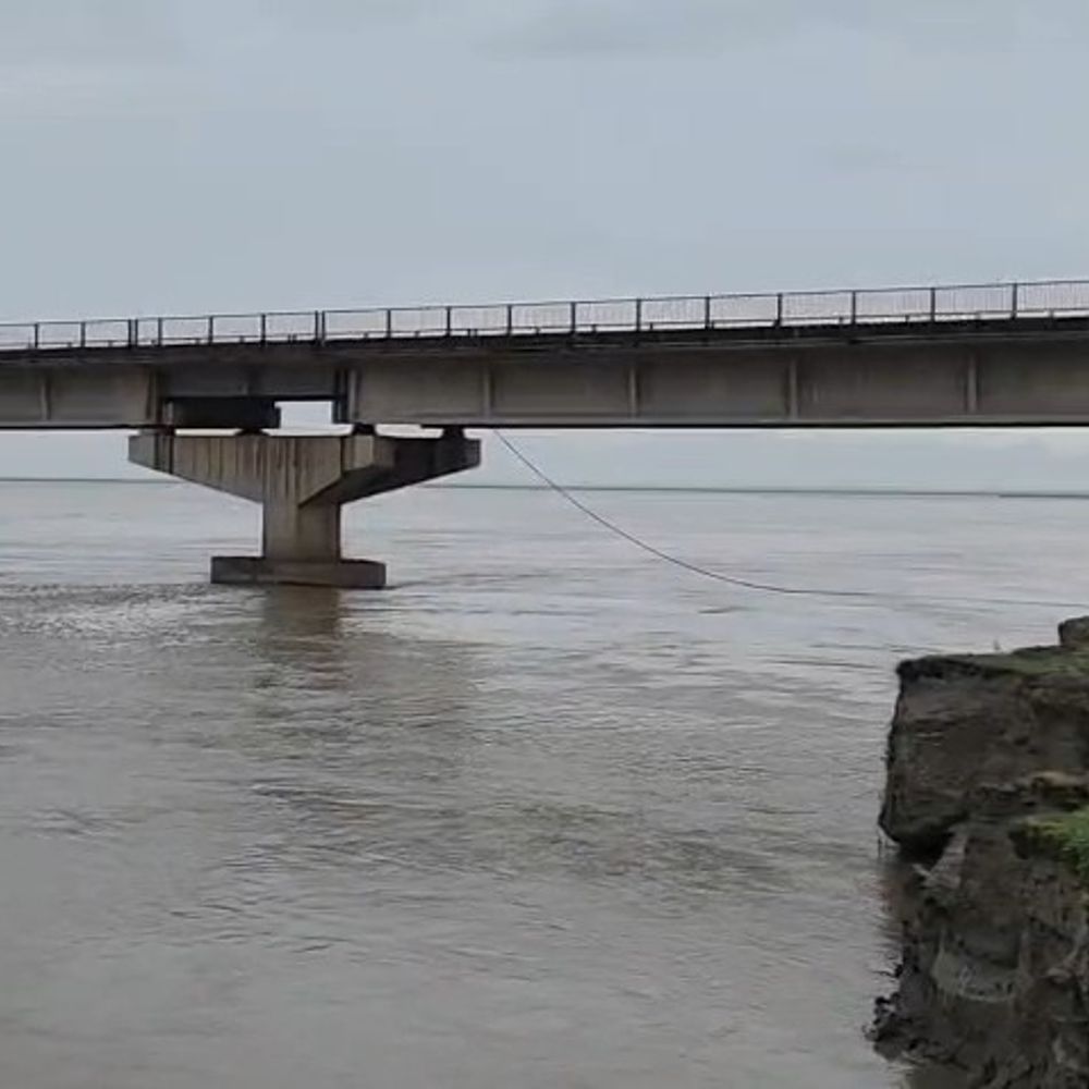 घाघरा नदी में 1लाख क्यूसेक से अधिक पानी छोड़ा गया:जलस्तर बढ़ने से 28 बाढ़ चौकियां सक्रिय; नदी खतरे के निशान से 96 सेमी नीचे