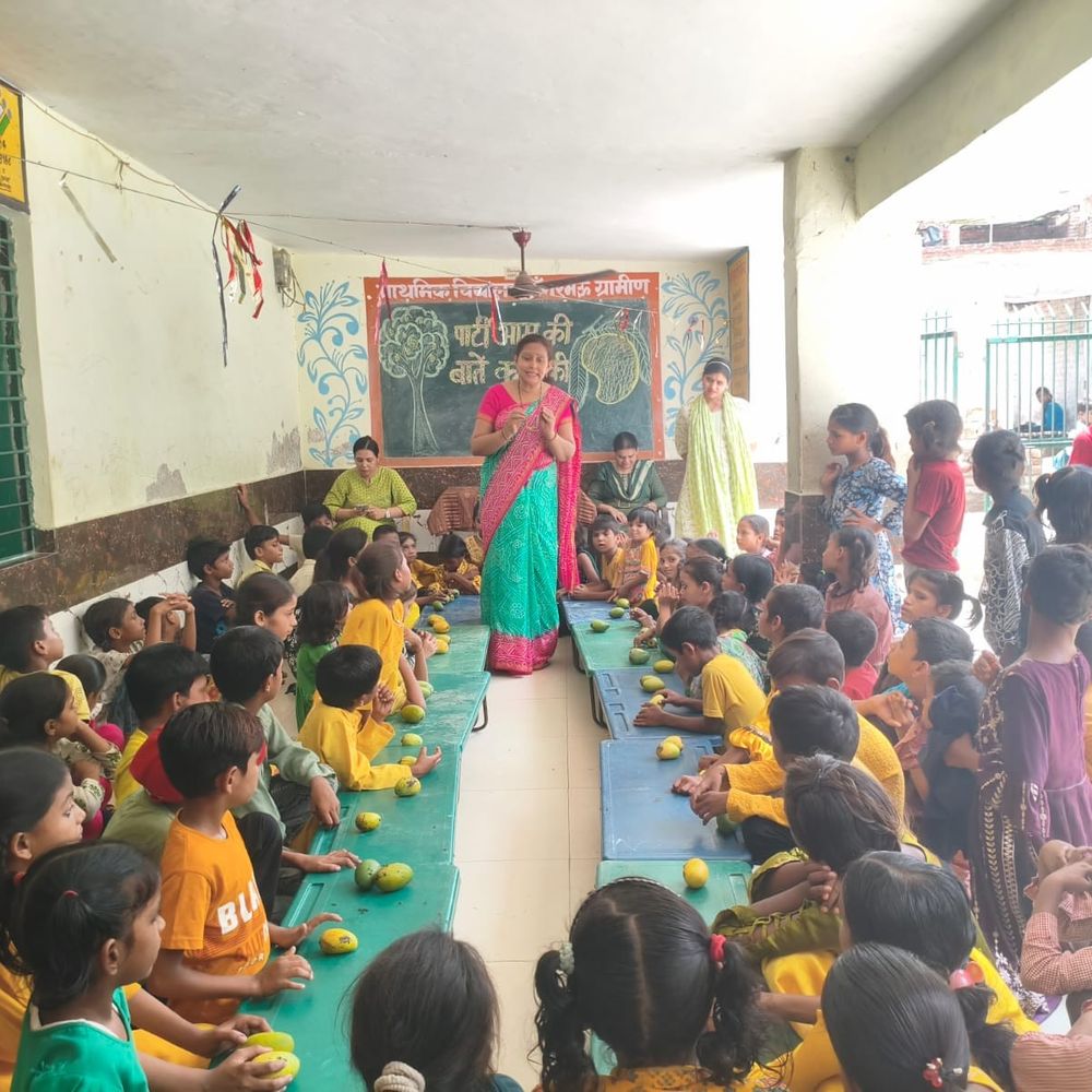उन्नाव में बच्चों ने लिया पर्यावरण संरक्षण का संकल्प:'पार्टी आम की, बातें काम की' से बच्चों को दिया पर्यावरण का संदेश
