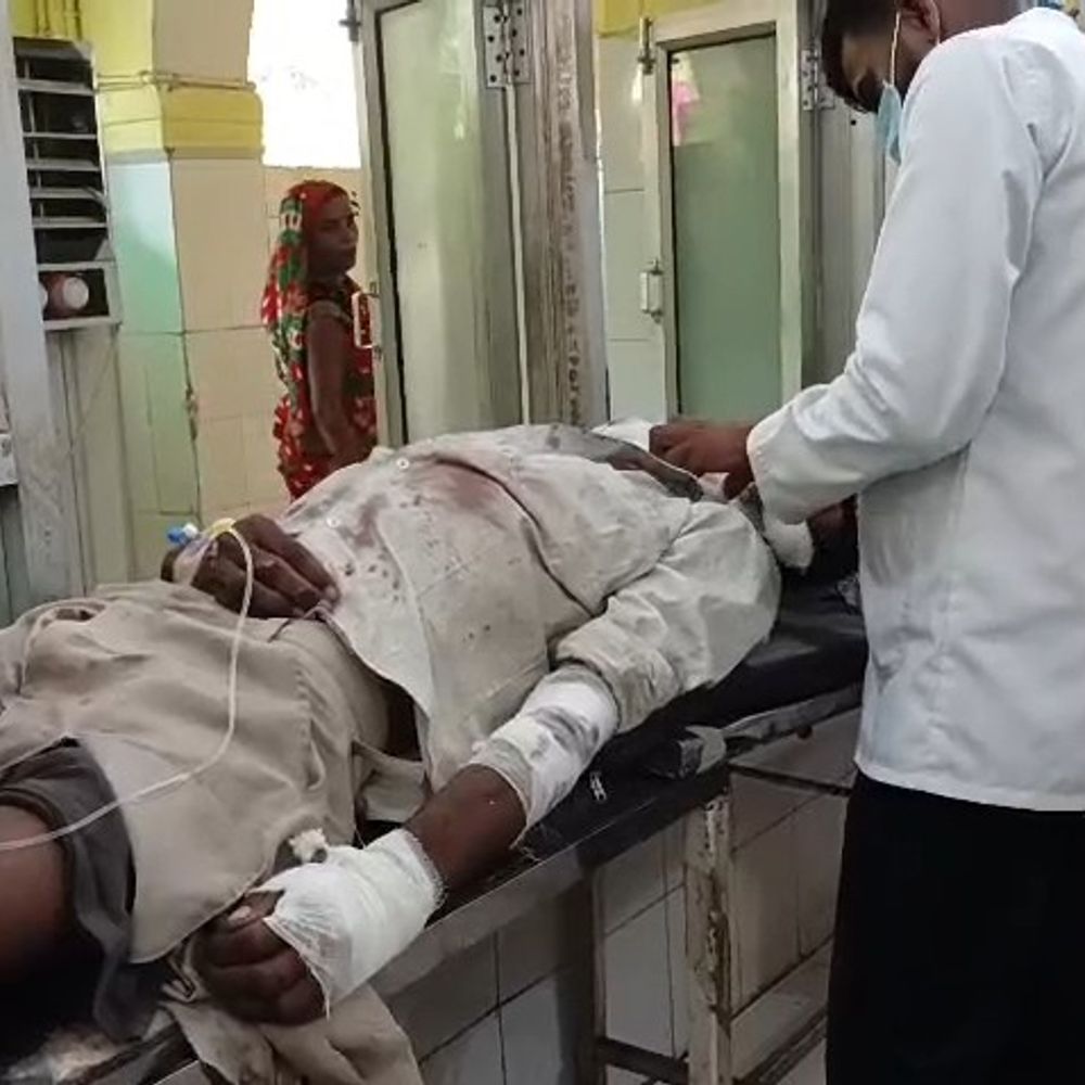 सीतापुर में 8 माह के मासूम समेत चार घायल:यात्रियों से भरा ऑटो सड़क किनारे पलटा, 3 की हालत गंभीर; जिला अस्पताल रेफर