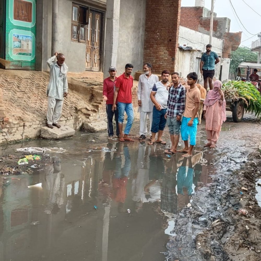 बागपत में मुख्य मार्ग पर जलभराव, गंदगी:ग्रामीण, स्कूली बच्चे परेशान; एसडीएम ने समाधान का आश्वासन दिया