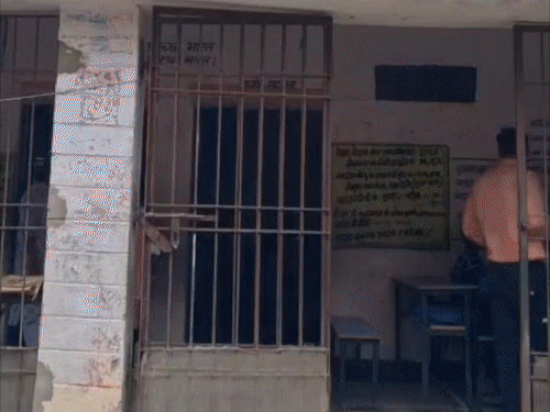 छत का प्लास्टर गिरने के बाद सहमे बच्चे, घटी उपस्थिति:सरकारी स्कूल के एक कमरे में चल रही पढ़ाई, DEO बोले- जर्जर स्कूलों को करें शिफ्ट