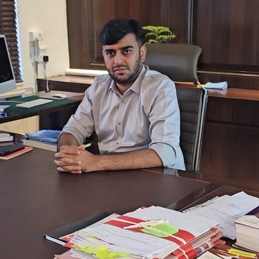 टीएल बैठक में लापरवाही पर कलेक्टर सख्त:8 अधिकारियों-कर्मचारियों पर लगाया जुर्माना;बारिश से पहले सड़क, पुल, स्कूल भवन दुरुस्त करने के निर्देश