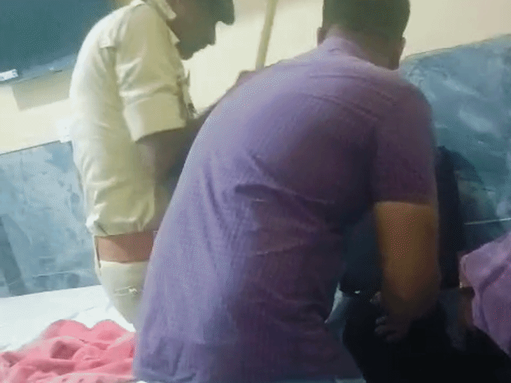 पति का पीछा कर होटल में गर्लफ्रेंड के साथ पकड़ा:पत्नी बोली- दोनों कमरे में बिना कपड़ों के थे; पुलिस के पैर पकड़कर रोने लगी प्रेमिका