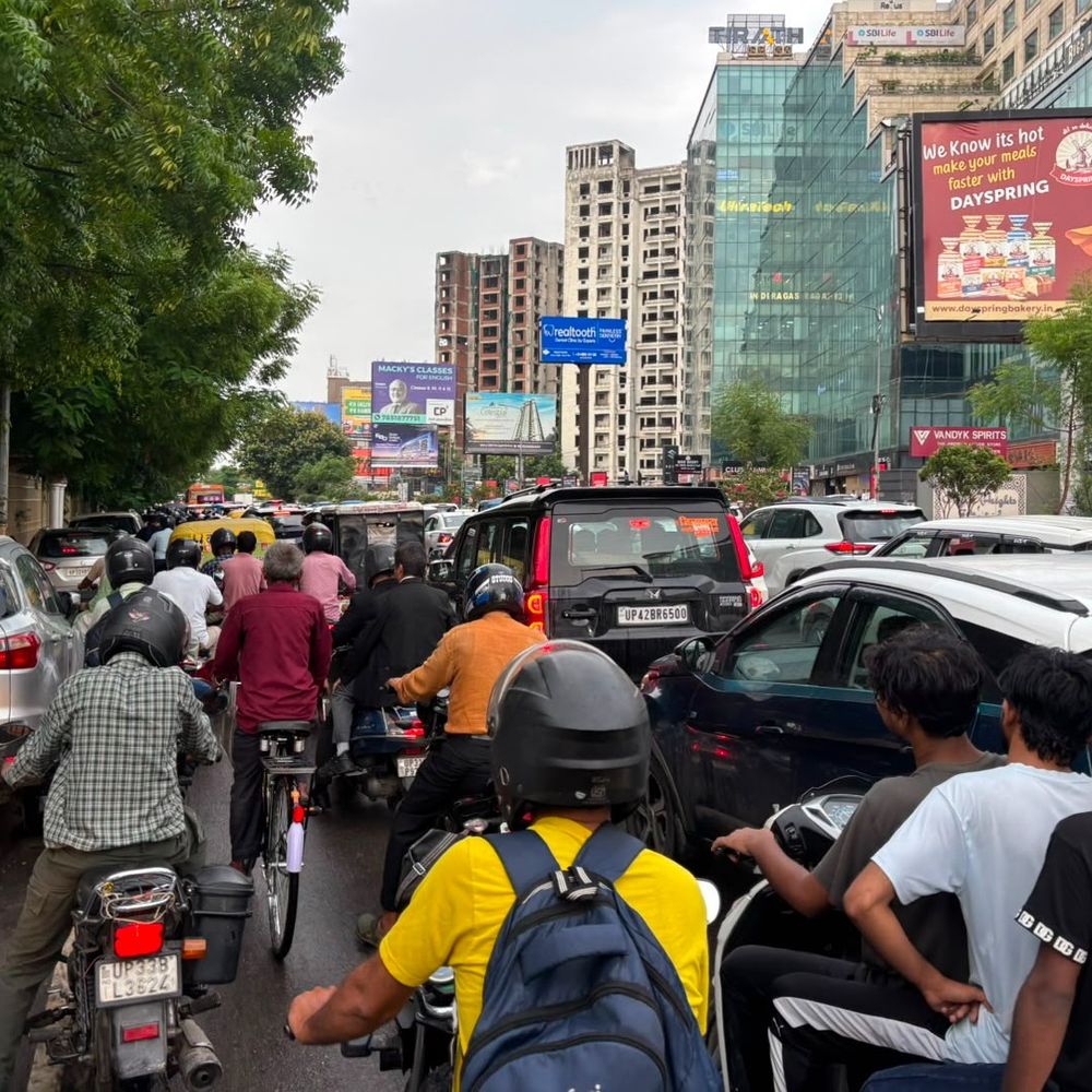 लखनऊ में बारिश के जाम हालात हुए:सड़क पर रेंगते रहे वाहन, ऑफिस से निकले लोग फंसे दिखाई दिए