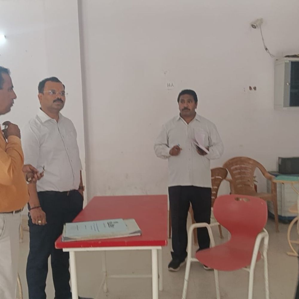 डीपीएस इंटर कॉलेज में ई-क्लास बंद, प्रधानाचार्य का वेतन रोका:नगर आयुक्त ने किया औचक निरीक्षण, छात्र भी कम मिले