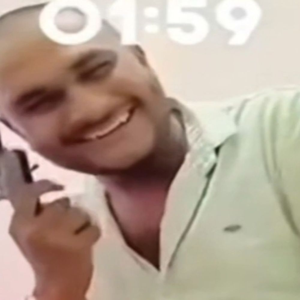युवक का दो तमंचों के साथ VIDEO:शाहजहांपुर में तमंचा उठाकर माथे पर लगाता दिखा,, पुलिस आरोपी की तलाश में जुटी