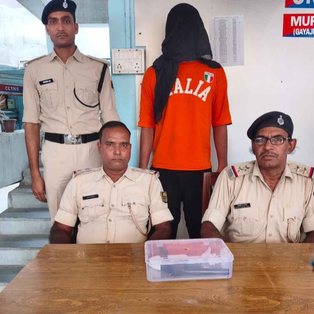 नशेड़ी युवक ने मां-बहन पर तानी पिस्टल:गयाजी में स्थानीय लोगों ने दी पुलिस ने सूचना, बदमाश अरेस्ट; अवैध पिस्टल-छह कारतूस जब्त