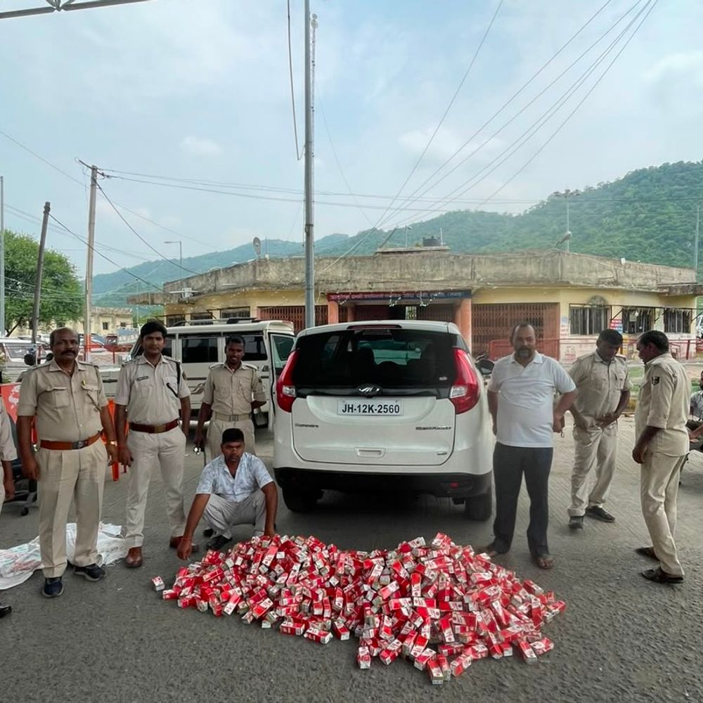 नवादा में लग्जरी कार से 676 टेट्रा पैक शराब जब्त:इंडिकेटर में छिपाकर झारखंड से लाई जा रही थी बिहार, तस्कर गिरफ्तार