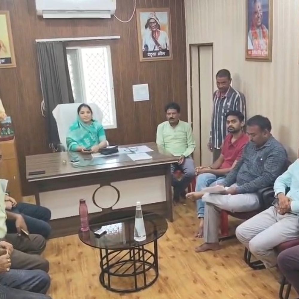 झाबुआ बस स्टैंड की 13 दुकानों का विवाद:नगर पालिका में बैठक, लेकिन समाधान पर सस्पेंस अब भी बरकरार