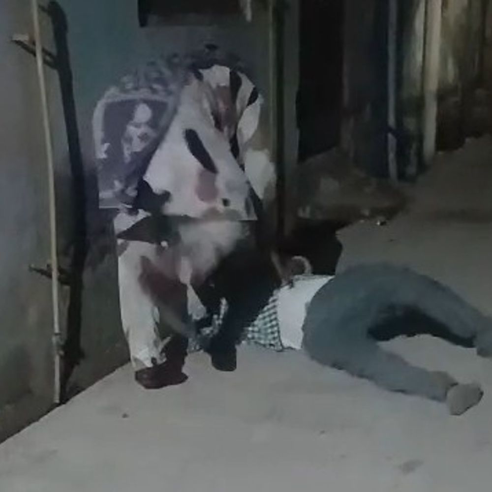 महिला ने युवती को सड़क पर पीटा, VIDEO:मैनपुरी में ई-रिक्शा चालक महिला का आरोप, पड़ोसन ने सड़क पर गिराकर बेरहमी से पीटा