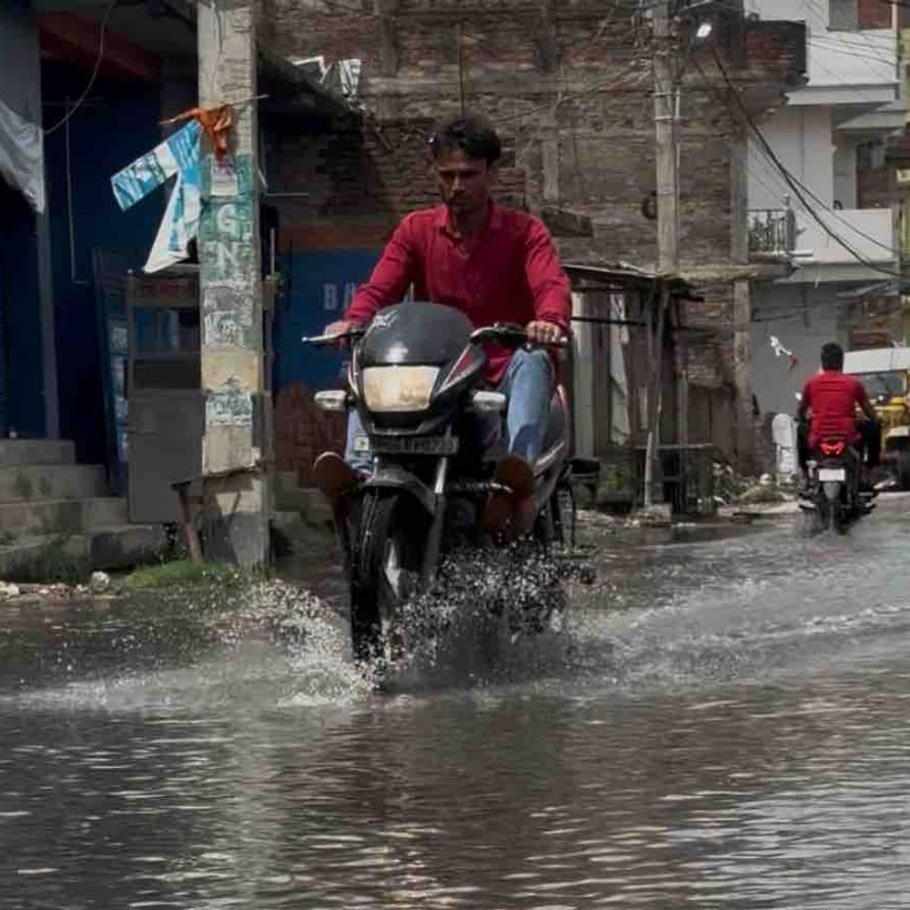 मोतिहारी में पहली बारिश से जलजमाव, शहर की सड़कें डूबीं:नाले में गिरे बुजुर्ग, उप मेयर के जायजा लेने के बाद भी नहीं हुआ समाधान
